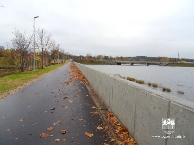 Atklāj atjaunoto Rīgas HES ūdenskrātuves Ogres aizsargdambi