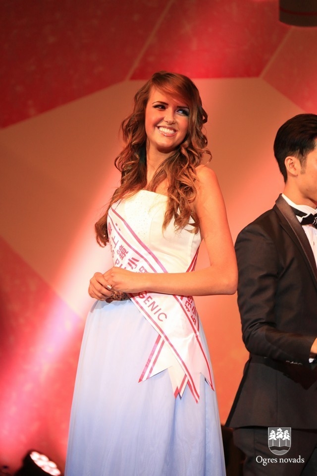 Ogrēniete Linda Andriksone "Miss World Peace 2015" uzvarētāja