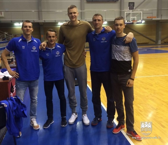 Basketbola skolas jaunajiem sportistiem iespēja satikt Kristapu Porziņģi