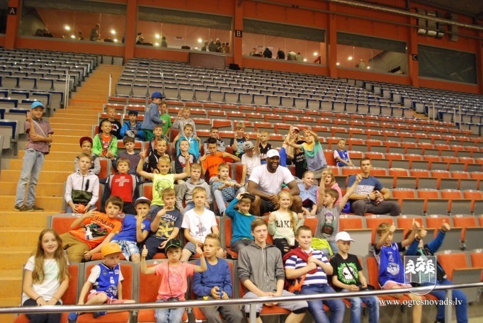 Basketbola skolas jaunajiem sportistiem iespēja satikt Kristapu Porziņģi