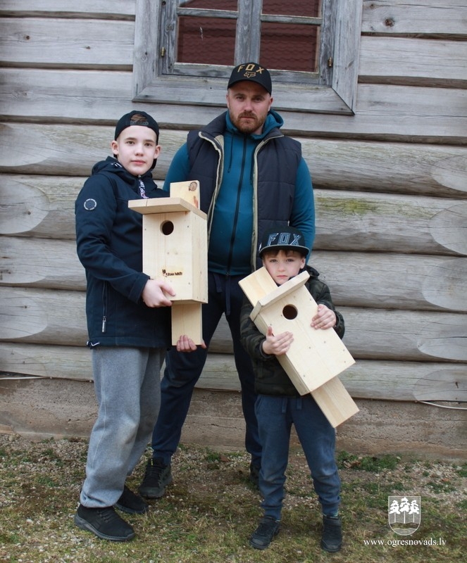 Novada ģimenes Lieldienās no dāvinātajām sagatavēm izgatavo putnu būrīšus