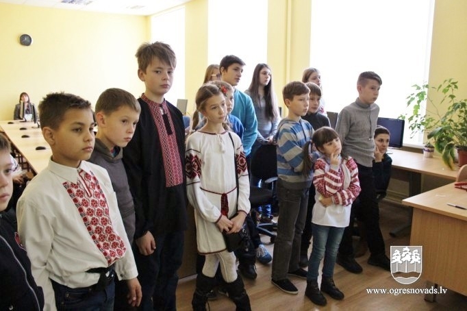 Bērni no Ukrainas viesojas Ogres 1.vidusskolā