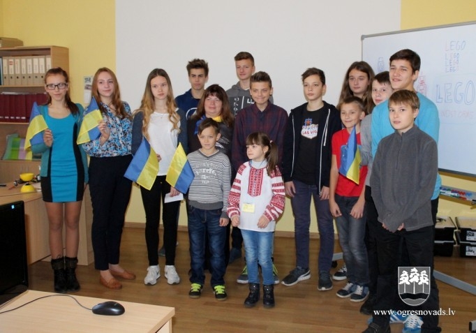 Bērni no Ukrainas viesojas Ogres 1.vidusskolā