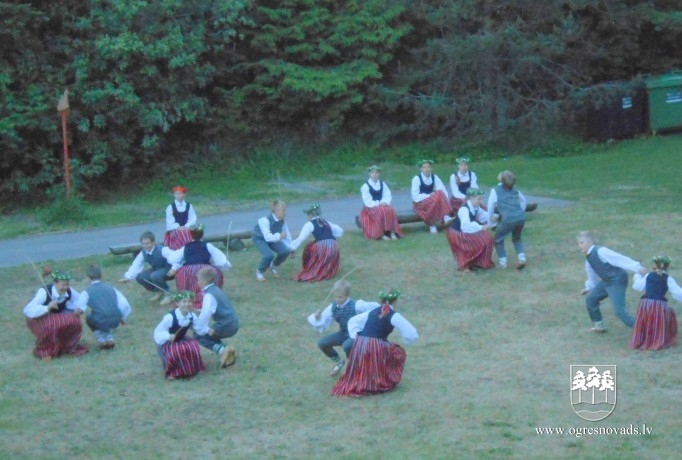 Ogres sākumskolas BDK "Dzītariņš" dejo un atpūšas Igaunijā