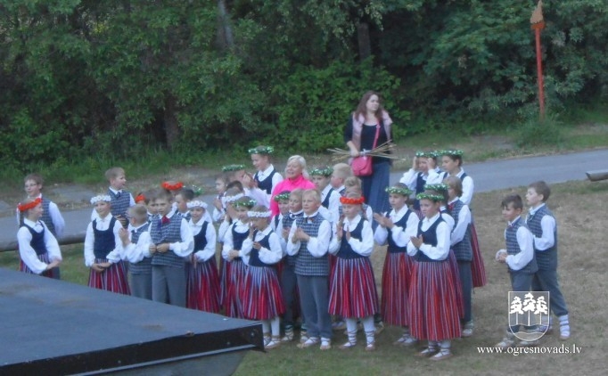 Ogres sākumskolas BDK "Dzītariņš" dejo un atpūšas Igaunijā