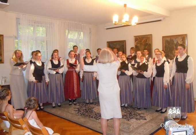 Dziedoši jaunieši liek raudāt Vācijā dzīvojošajiem latviešiem un dodas uz Ogres sadraudzības pilsētu Francijā