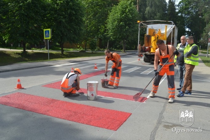 Ogrē tiek īstenots Latvijā pirmais projekts - gājēju pārejas apstrāde ar īpašu materiālu