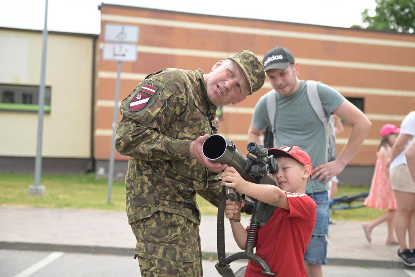 Bērns skatās armijas tehniku Ģimenes diena Ogrē 2024