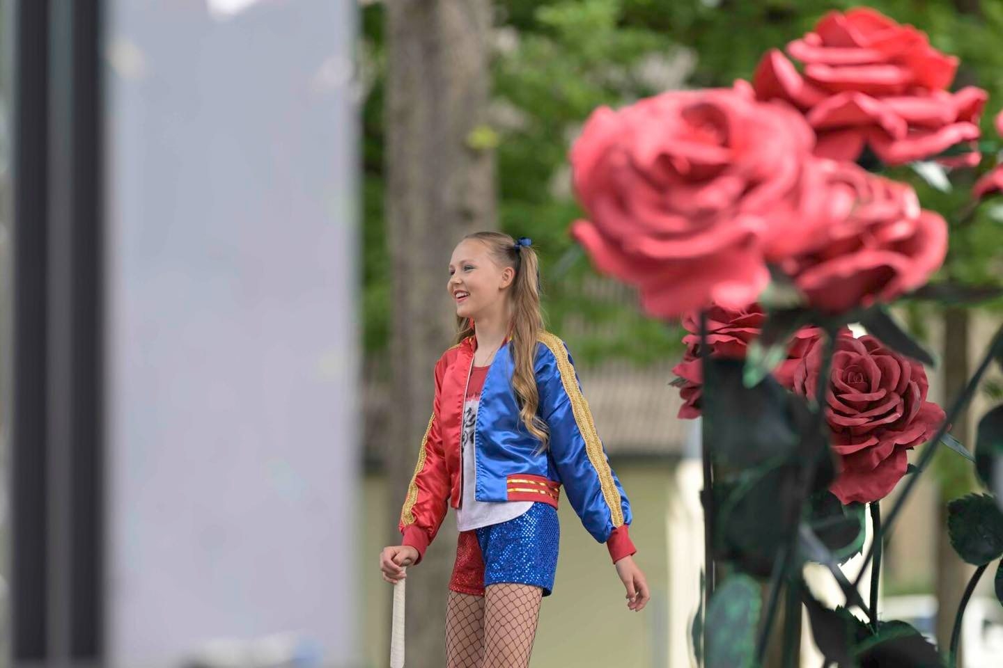 Meitene krāsainā tērpā un ziedi Ģimenes diena Ogrē 2024