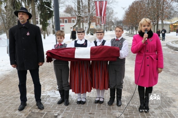 Skolēni godina Latvijas karogu
