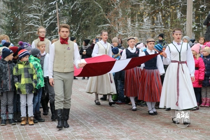 Skolēni godina Latvijas karogu