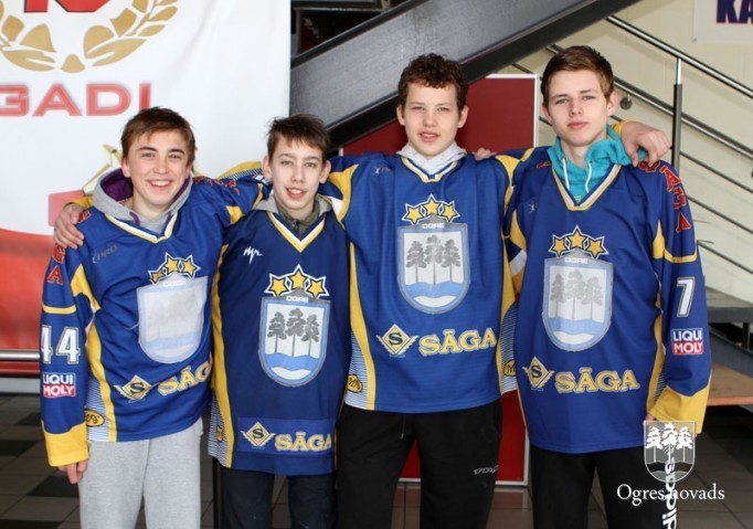"Ogre Juniors" hokejistiem Latvijas čempionāta bronzas medaļas