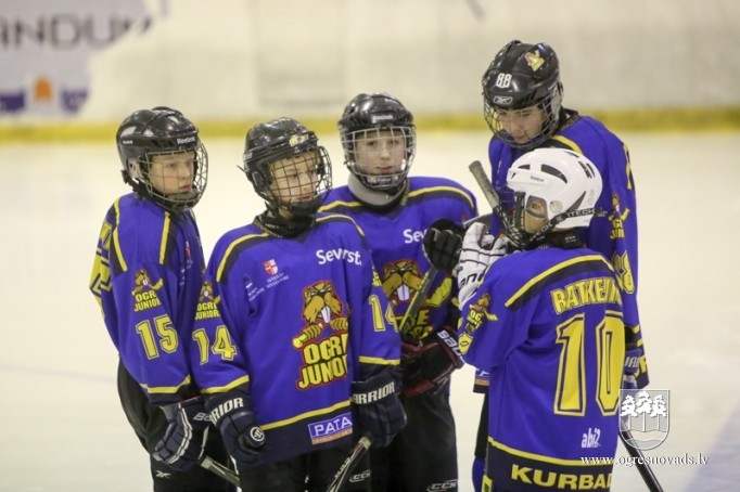 "Ogre Juniors" paši jaunākie hokejisti - līderu trijniekā