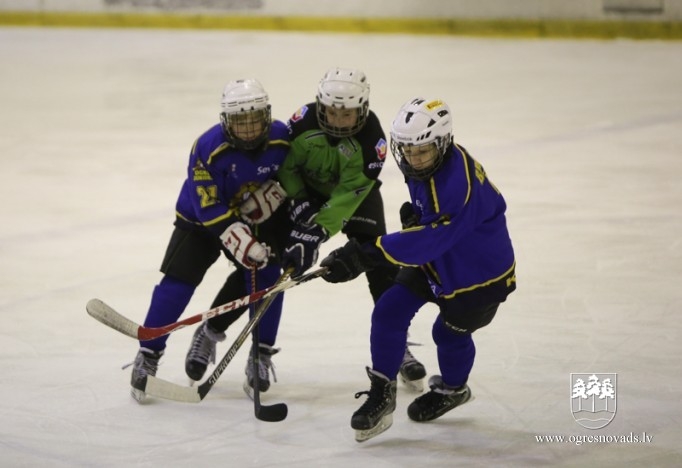 "Ogre Juniors" hokejisti cīnās par katru punktu