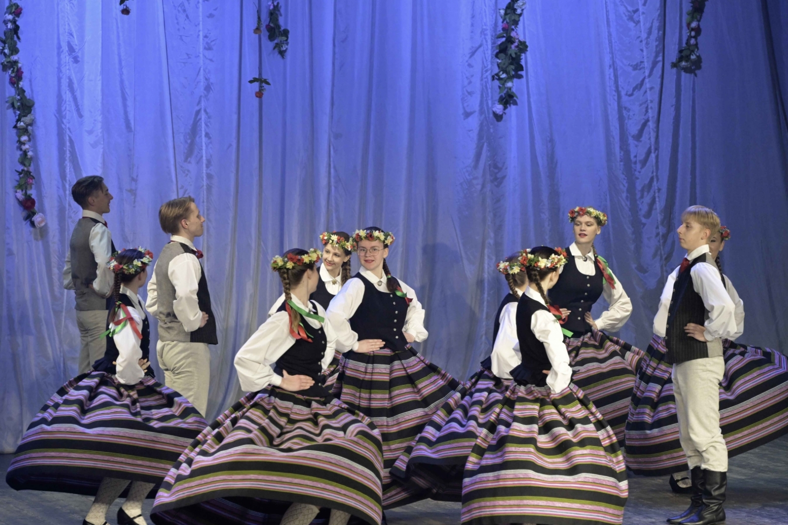 Dejotāji uz skatuves Ilutas Mistres 55.jubilejas autorkoncertā