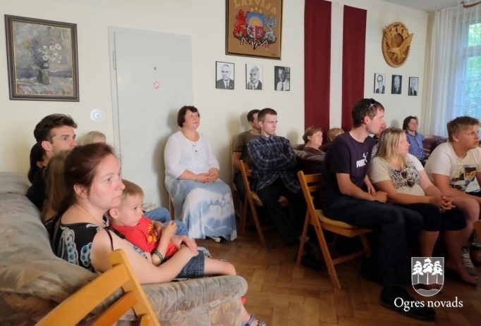 Dziedoši jaunieši liek raudāt Vācijā dzīvojošajiem latviešiem un dodas uz Ogres sadraudzības pilsētu Francijā