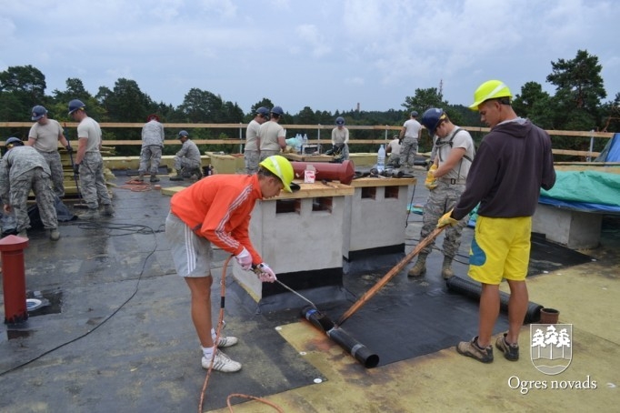 ASV karavīri turpina Ogres 1. vidusskolas jumta renovācijas darbus