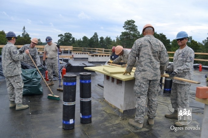ASV karavīri turpina Ogres 1. vidusskolas jumta renovācijas darbus