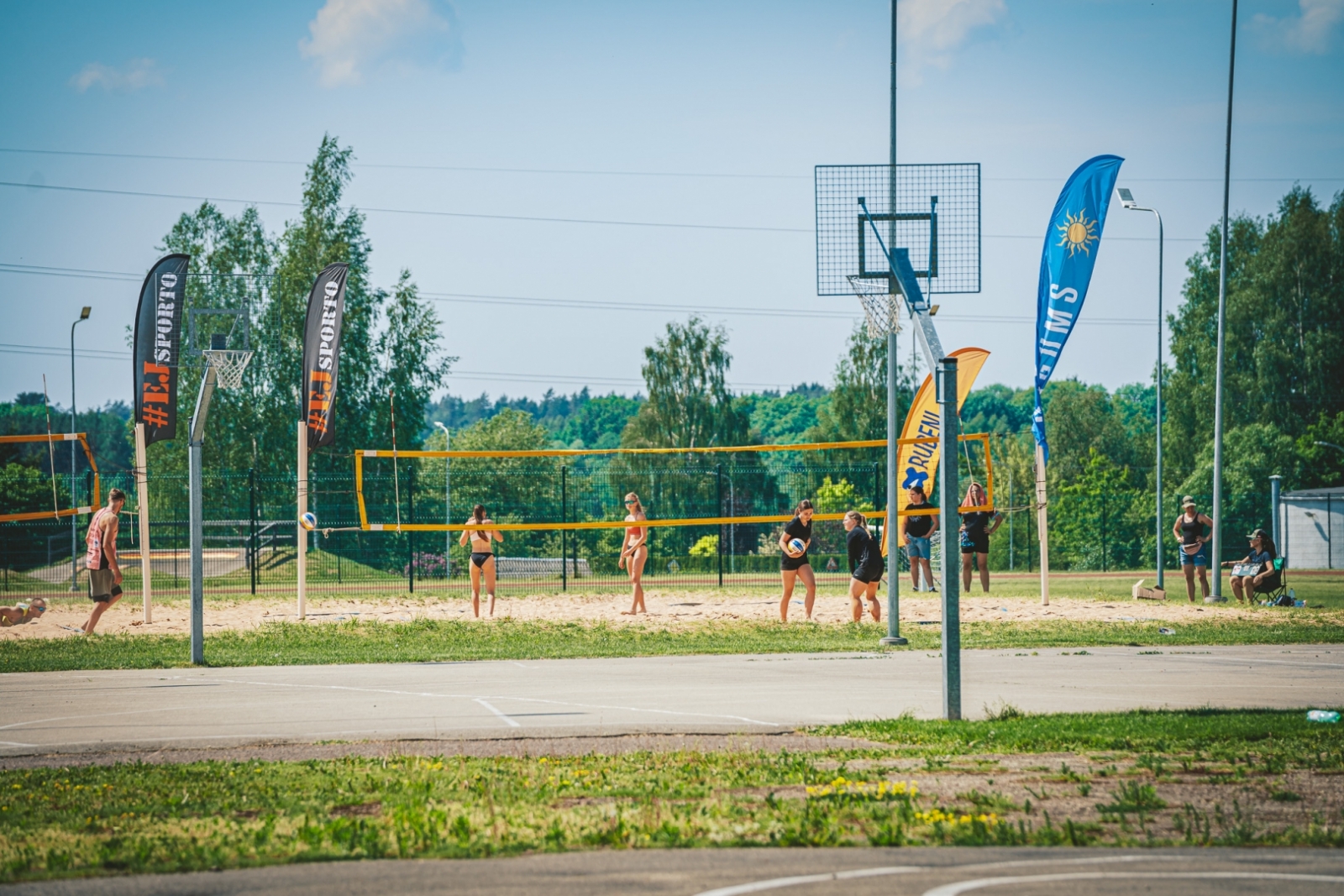 CiIvēki spēlē pludmales volejbolu Ķegumā 25.05.2024.