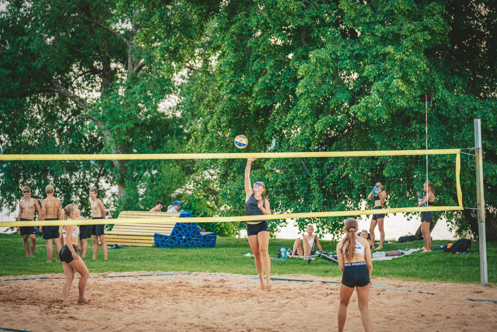 Cilvēki spēlē pludmales volejbolu  Ķegumā 25.05.2024.