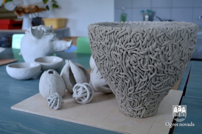 Ogrē turpinās starptautiskais keramikas un grafikas simpozijs