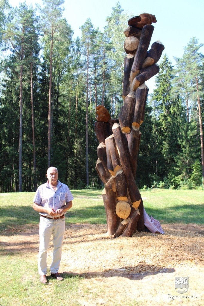 Koka skulptūru atklāšana Ogres Zilajos kalnos