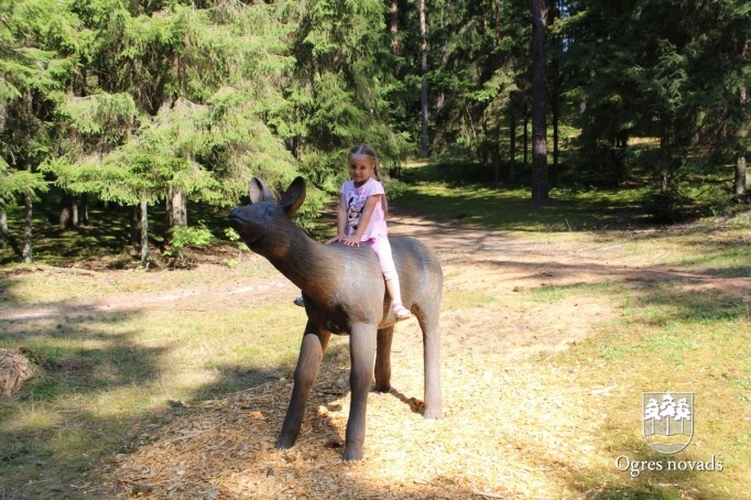 Koka skulptūru atklāšana Ogres Zilajos kalnos