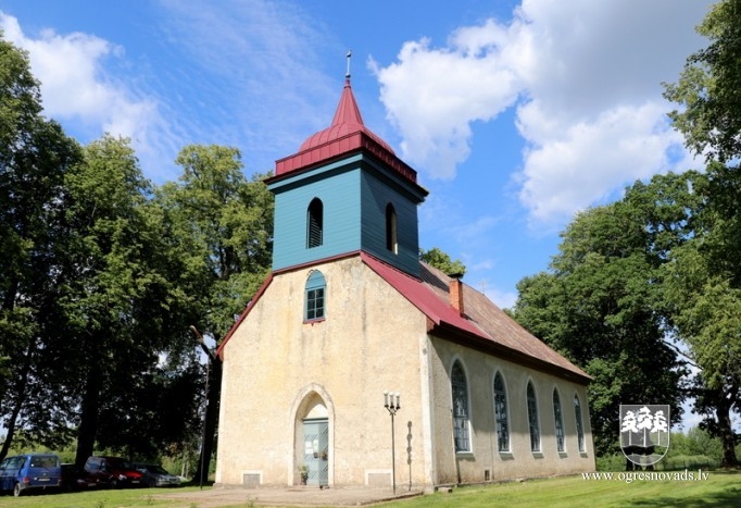 Krapē tiek iesvētīts jaunais baznīcas tornis un zvans