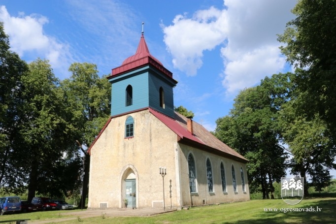 Krapē tiek iesvētīts jaunais baznīcas tornis un zvans