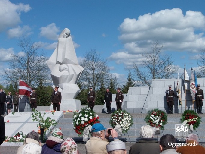 Ogrēnieši kara upurus piemin Lestenes Brāļu kapos