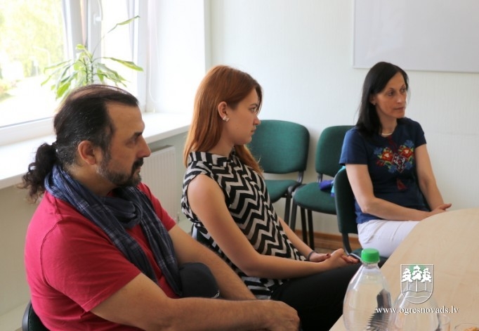 Brīvprātīgie jaunieši no Ukrainas un Azerbaidžānas iepazīst Ogri