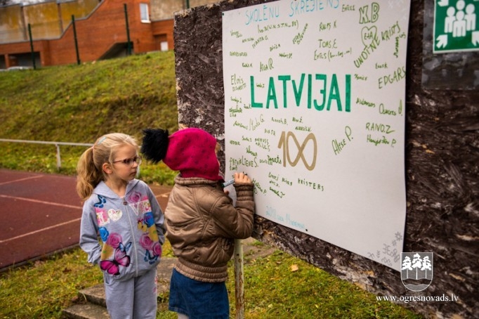 Madlienas skolēni Latvijas simtgadei noskrien 100 kilometrus
