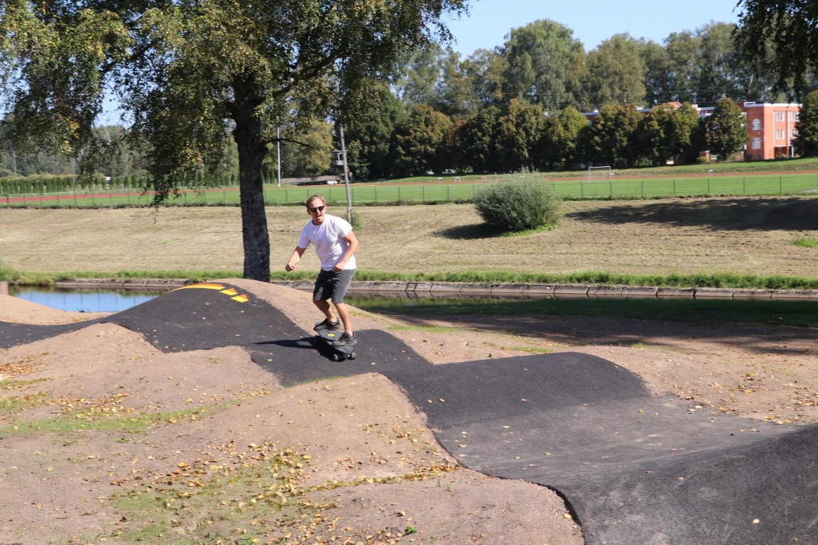 Vīrietis uz skeitborda velotrasē 06.09.2024.