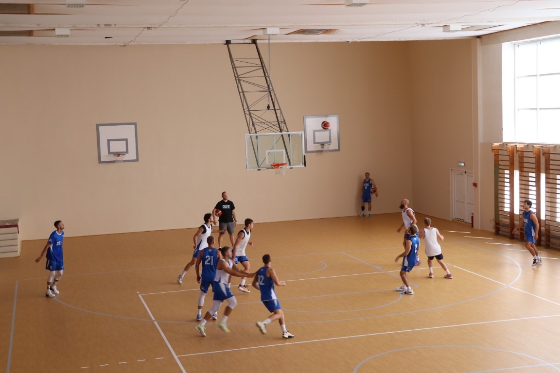 Sportisti spēlē basketbolu 06.09.2024.