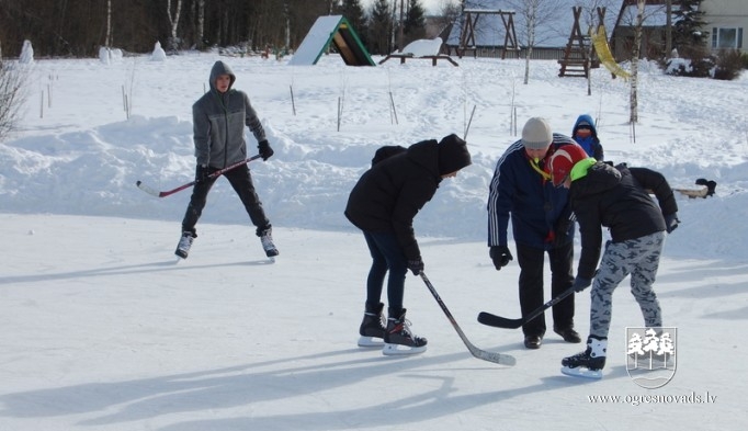 Mazozolu skolā Dzimtās valodas diena, hokeja spēle un ekskursija