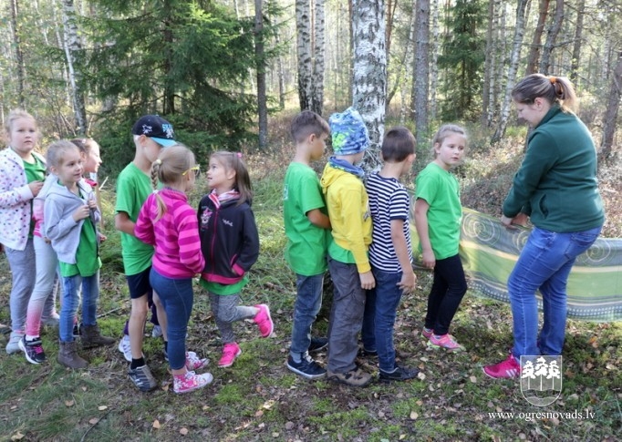 Bērni apgūst meža zinības