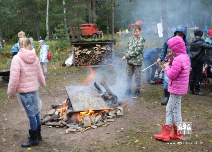 Bērni izzin mežā notiekošos procesus