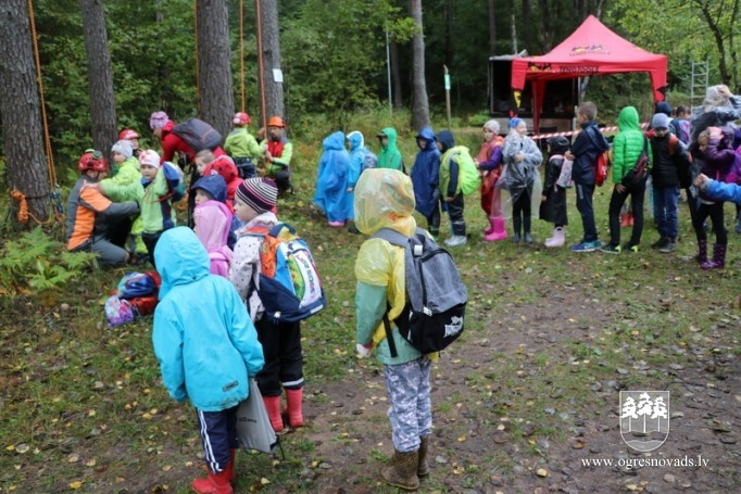 Bērni izzin mežā notiekošos procesus