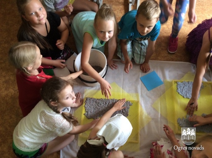 Ogres sākumskolā aizvadīta bērnu dienas nometne "3D - domājošs dabas draugs"