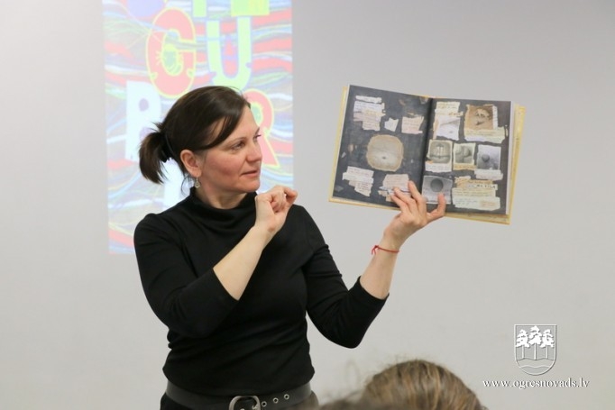 Ogres Mākslas skolā notiek seminārs par grāmatu veidošanas procesu