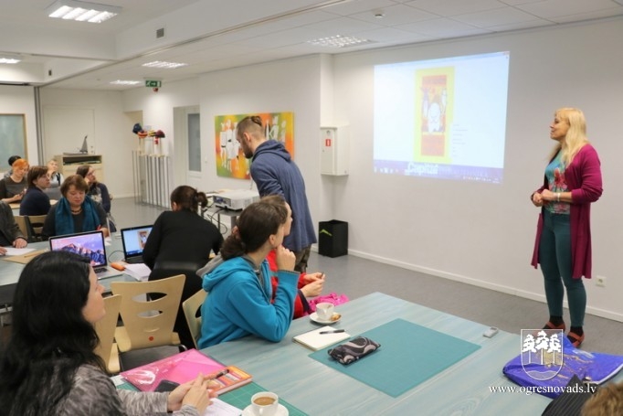 Ogres Mākslas skolā notiek seminārs par grāmatu veidošanas procesu