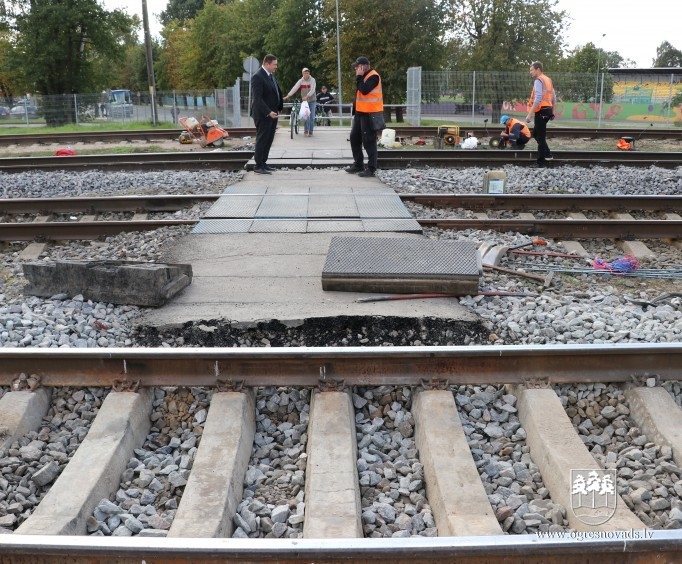 Uzsākti dzelzceļa sliežu pārejas remontdarbi Mālkalnes prospektā