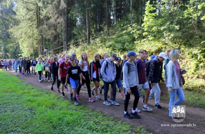 Vairāk nekā 1000 skolēni piedalās patriotiskā pārgājienā Zilajos kalnos