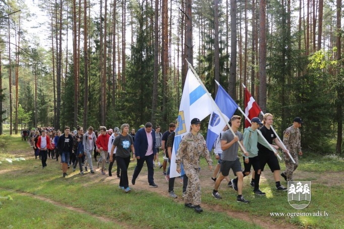 Vairāk nekā 1000 skolēni piedalās patriotiskā pārgājienā Zilajos kalnos