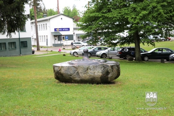 Ogres rajona slimnīcas skulptūru parkā jau 10 objekti