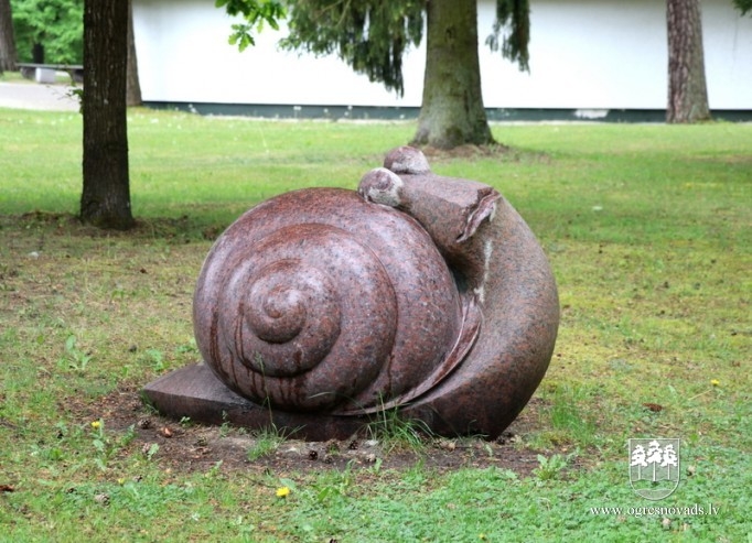 Ogres rajona slimnīcas skulptūru parkā jau 10 objekti