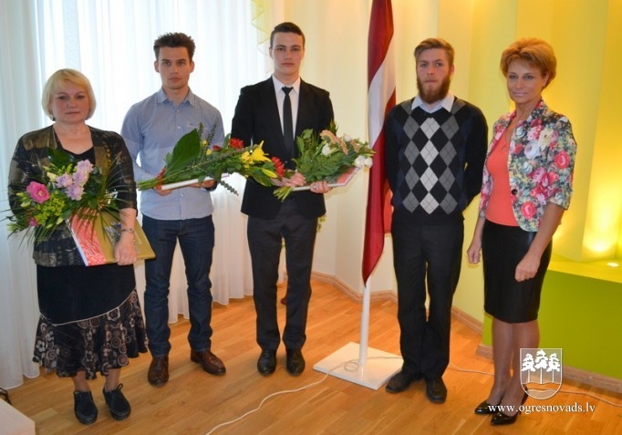 Jaunie pilsoņi sola būt uzticīgi Latvijai
