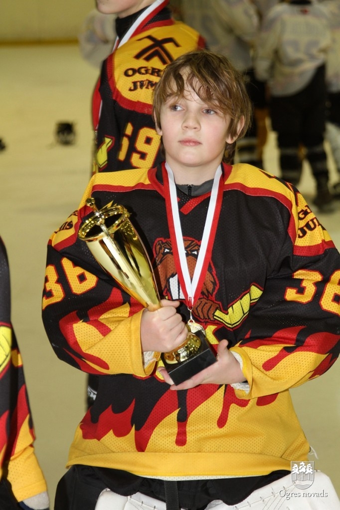 Ogres 1. vidusskolas hokejisti izcīna "P.Placēna kausu 2012"