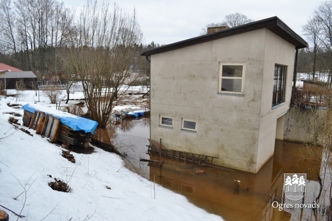 Ogres upē cēlies ūdens līmenis un applūdušas 10 ēkas