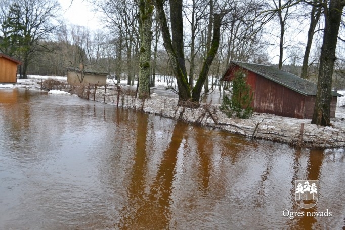 Ogres upē cēlies ūdens līmenis un applūdušas 10 ēkas